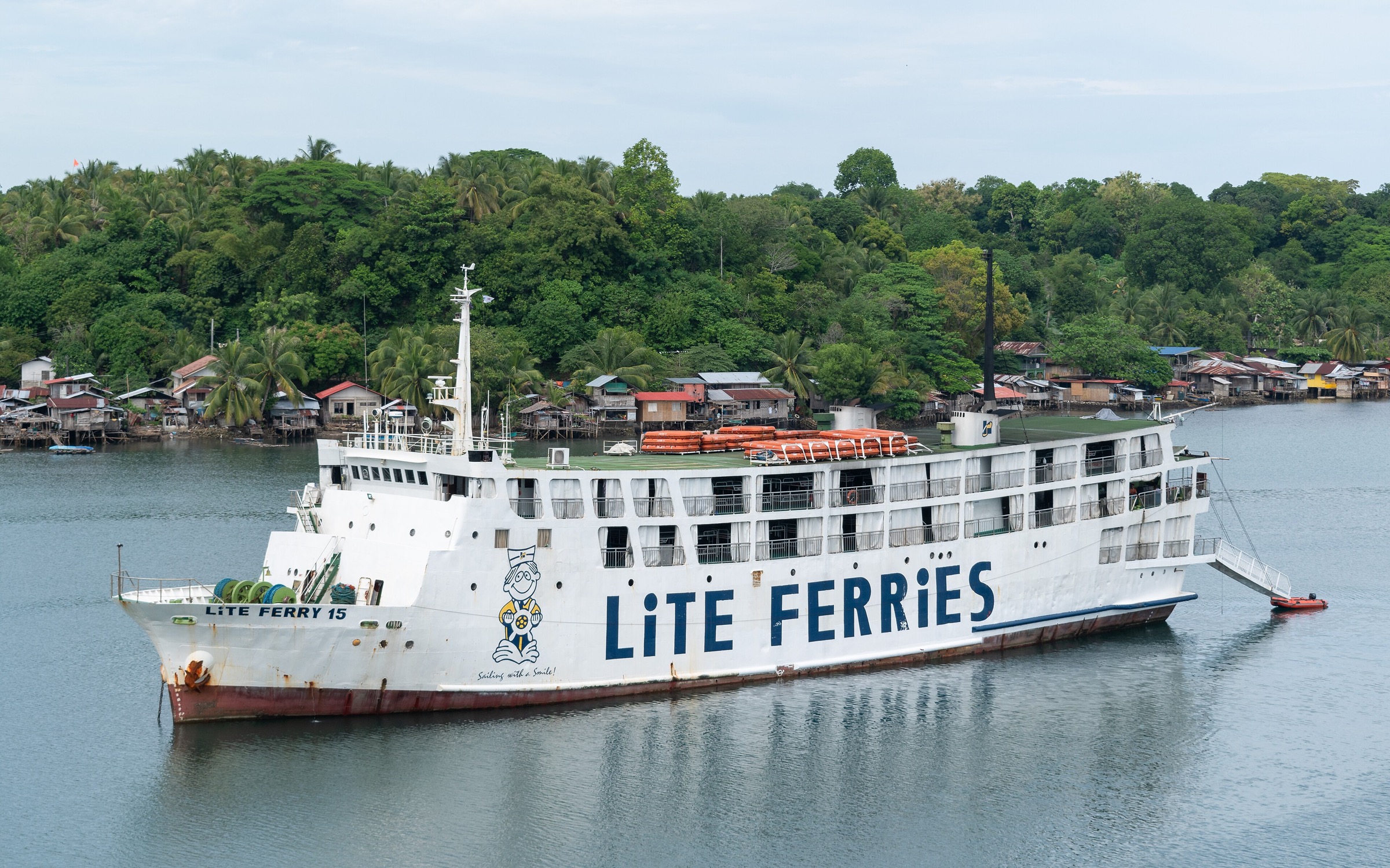 フィリピンの港に停泊するLite Ferriesの旅客船